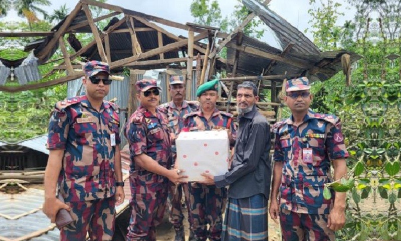 জুড়ীতে ঝড়ে ক্ষতিগ্রস্ত পরিবারের পাশে দাঁড়ালেন ৫২ বিজিবি